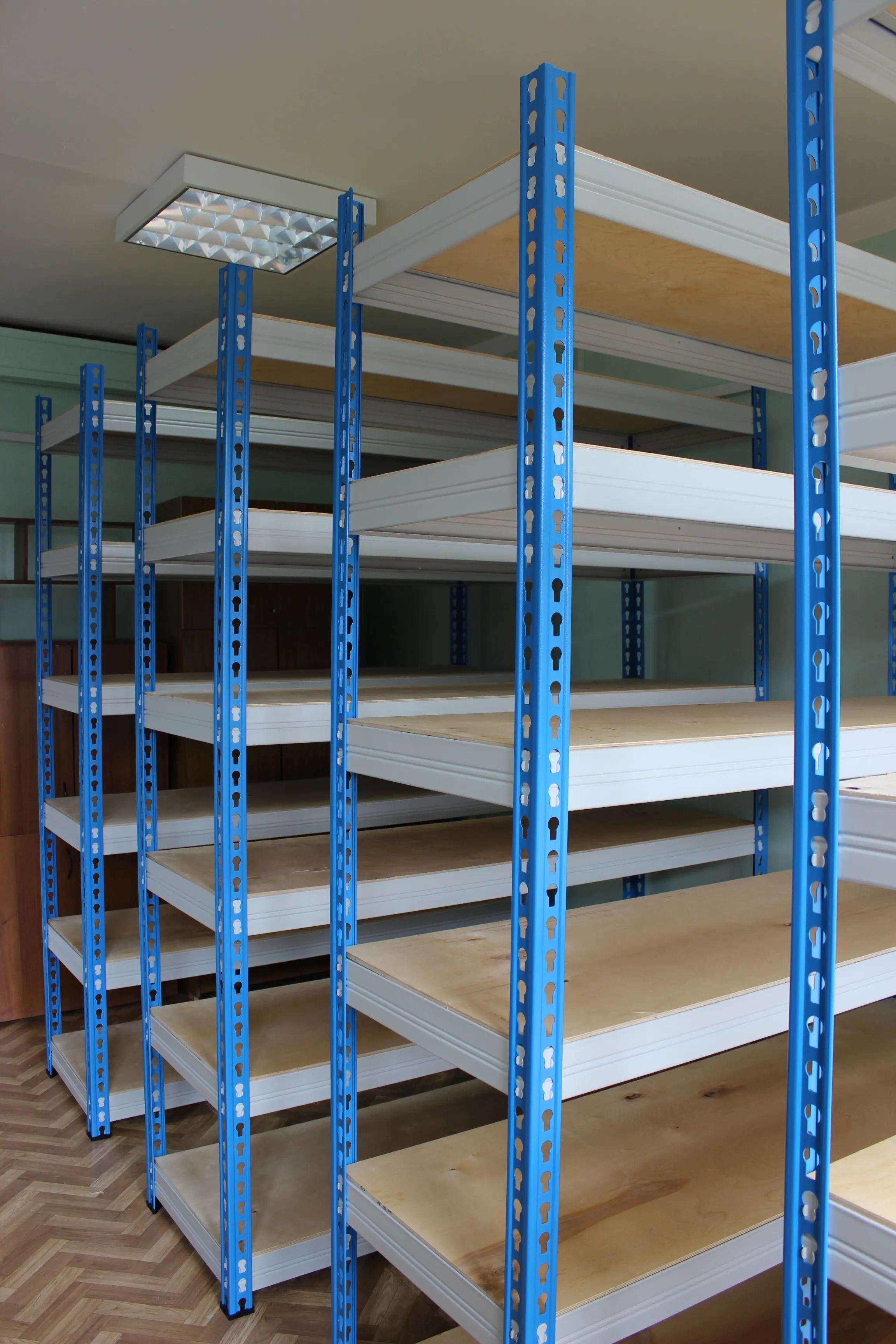 Стеллажи с ДСП полками